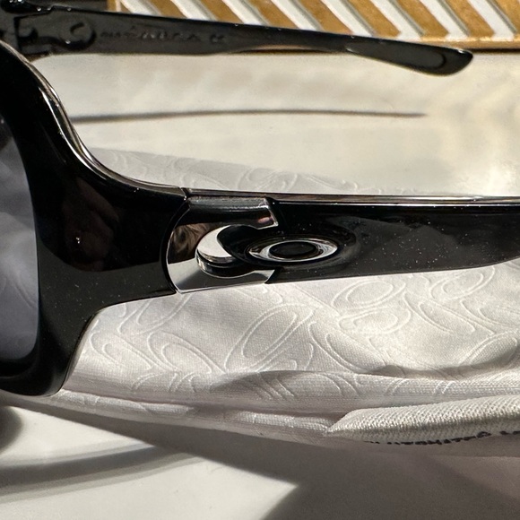 Authentic Oakley sunglasses RARE🦄 - Picture 8 of 8